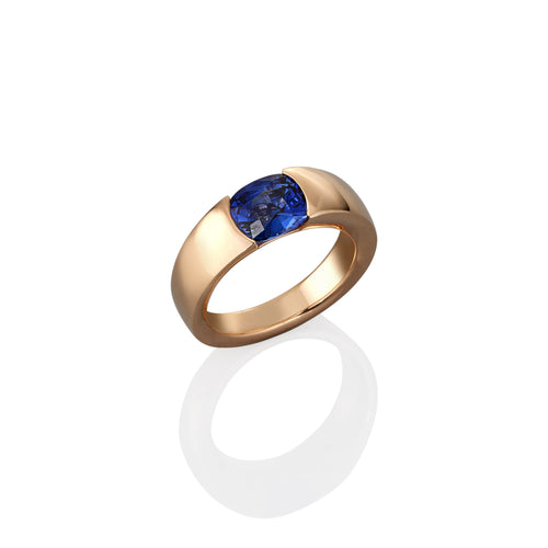 Yellow gold ring with a blue sapphire gemstone 