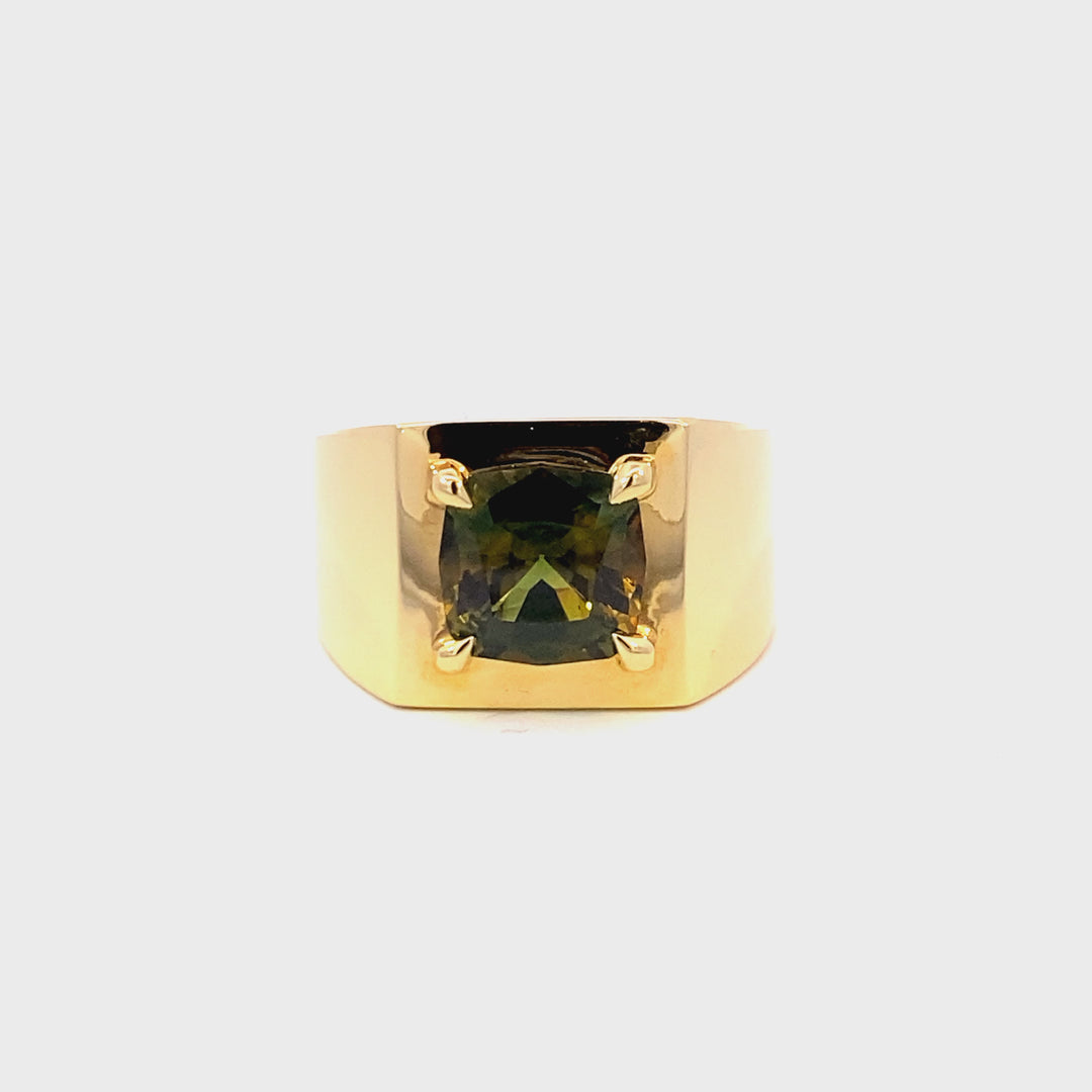 Cushion cut Parti Sapphire signet ring in yellow gold video